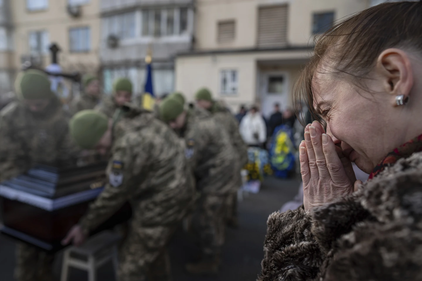 Жінка плаче під час церемонії похорону українського старшого лейтенанта 72-ї механізованої бригади Володимира Голубничого в Києві, Україна, у середу, 28 лютого 2024 року. Голубничий загинув під час боїв з російськими військами в селі Водяне на Авдіївськом